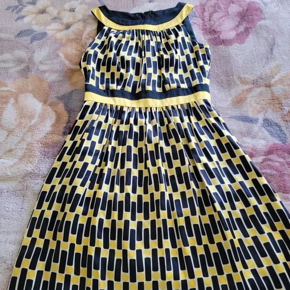 Maggy London | Dresses | Maggy London 0 Silk Gold And Black Dress | Poshmark